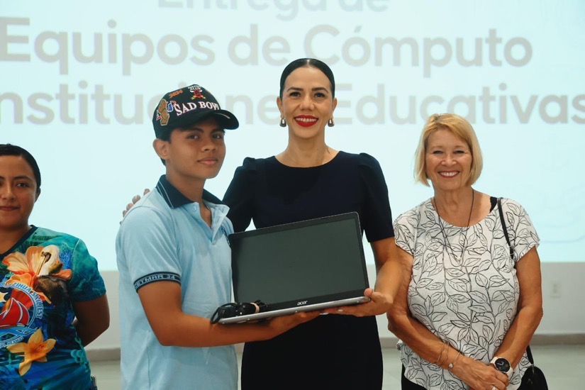 donacion-equipo-computo-esc-zihuatanejo-2025-por-los-ninos-de-zihuatanejo.jpeg