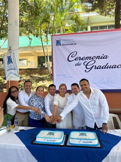 primeros-titulos-universidad-autonoma-zihuatanejo-2025.jpeg