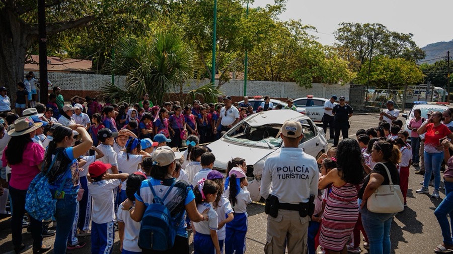 un-dia-con-el-policia-zihuatanejo-2026-04-gob.jpeg