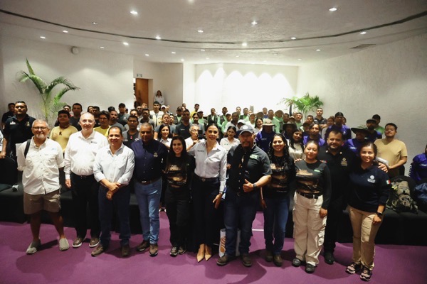 La presidenta Lizette Tapia Castro inaugura un curso de dos días para enseñar a personal municipal cómo convivir y manejar adecuadamente a los cocodrilos de la región..jpeg