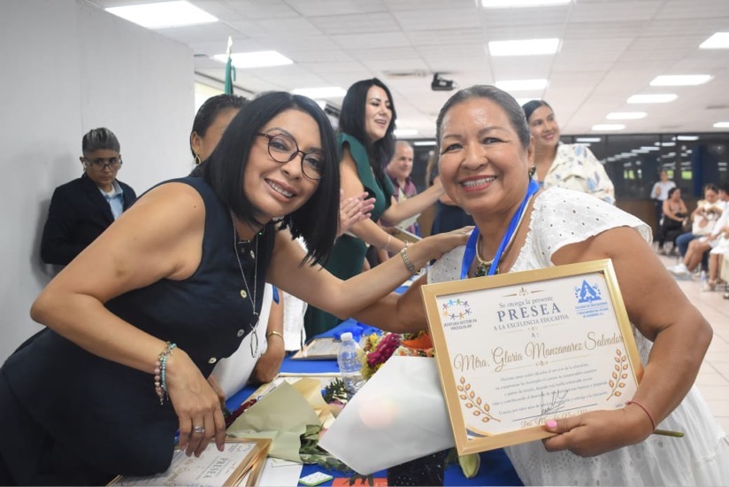colegio-educadoras-guerrero-esthela-damian-reconocimiento.jpeg