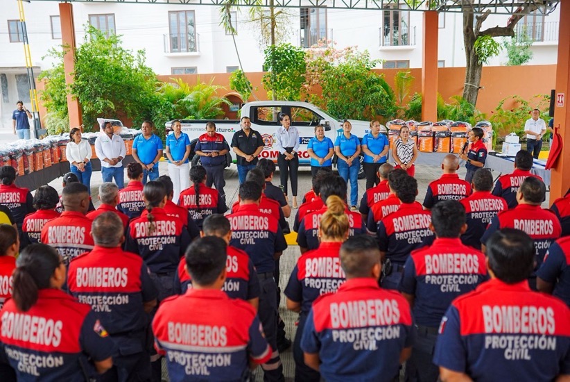 entrega-uniformes-vehiculo-prestaciones-pc-bomberos-zihuatanejo-2026-gob.jpeg
