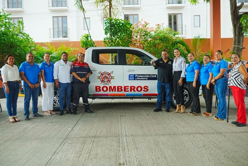 entrega-uniformes-vehiculo-prestaciones-pc-bomberos-zihuatanejo-2026-gob.jpeg