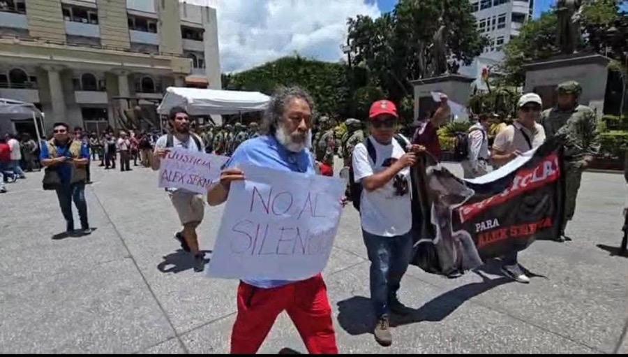 manifestacion-alex-serna-periodistas-chilpancingo-.jpg
