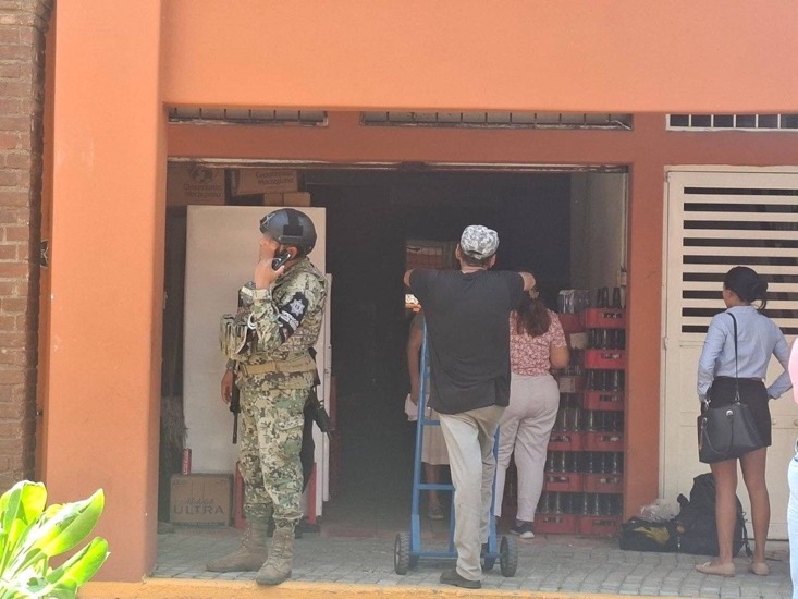 desalojan-tienda-oxxo-zihuatanejo.jpeg