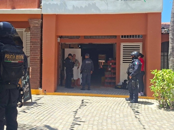 desalojan-tienda-oxxo-zihuatanejo.jpeg