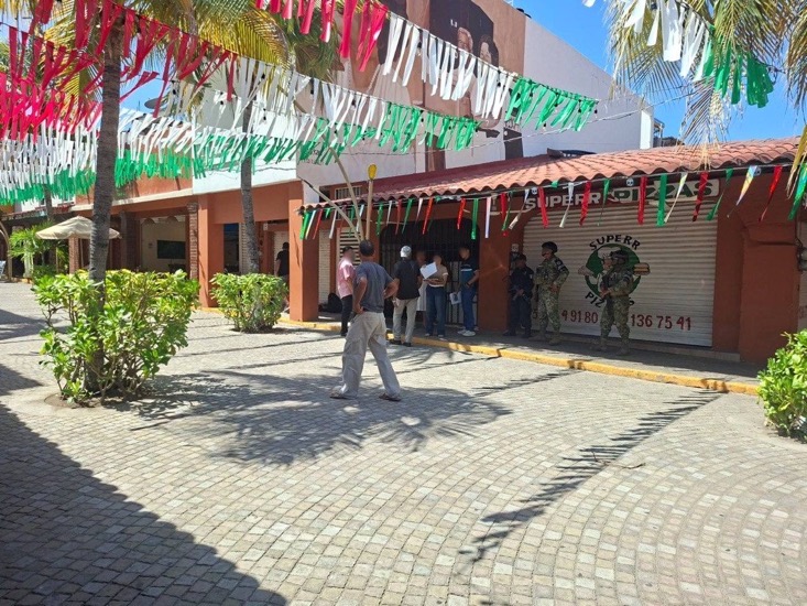desalojan-tienda-oxxo-zihuatanejo.jpeg
