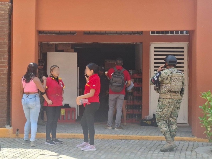desalojan-tienda-oxxo-zihuatanejo.jpeg