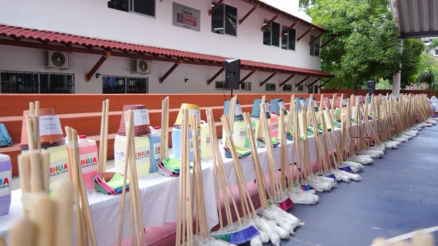 entrega-material-escuelas-gob-zih-2026.jpeg