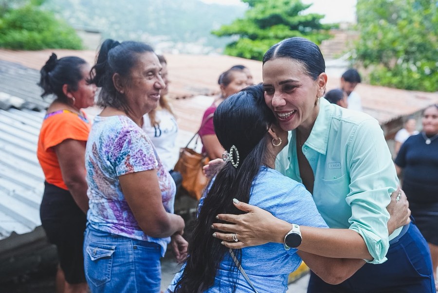 La presidenta municipal Lizette Tapia Castro saluda a una vecina de la colonia 12 de Marzo durante el arranque del andador Moctezuma