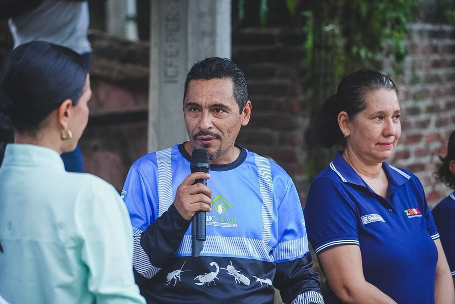 El presidente de la colonia 12 de Marzo, Carlos Ortiz Ramírez, habla durante el arranque de la obra del andador Moctezuma en Zihuatanejo