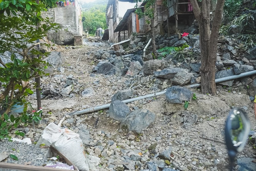 Terreno donde se construye el andador Moctezuma en la colonia 12 de Marzo de Zihuatanejo