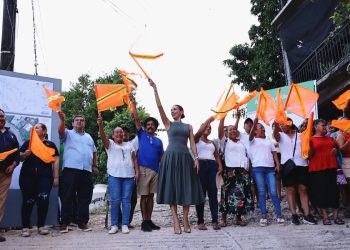 Presidenta municipal Lizette Tapia Castro da el banderazo de inicio de la construcción de la calle Medusa, en la colonia IMA de Zihuatanejo