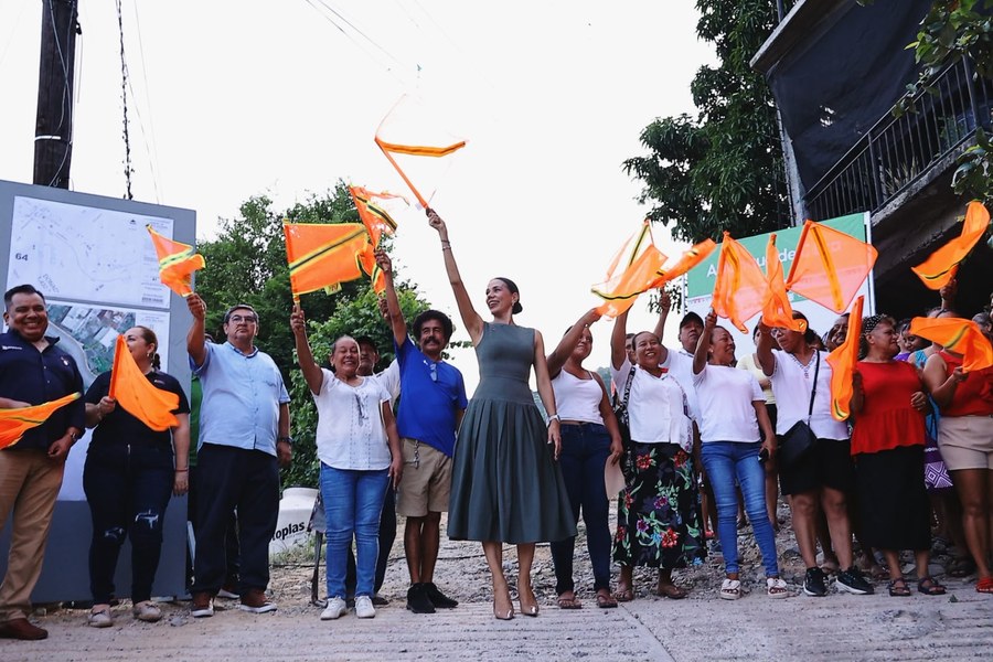 Presidenta municipal Lizette Tapia Castro da el banderazo de inicio de la construcción de la calle Medusa, en la colonia IMA de Zihuatanejo