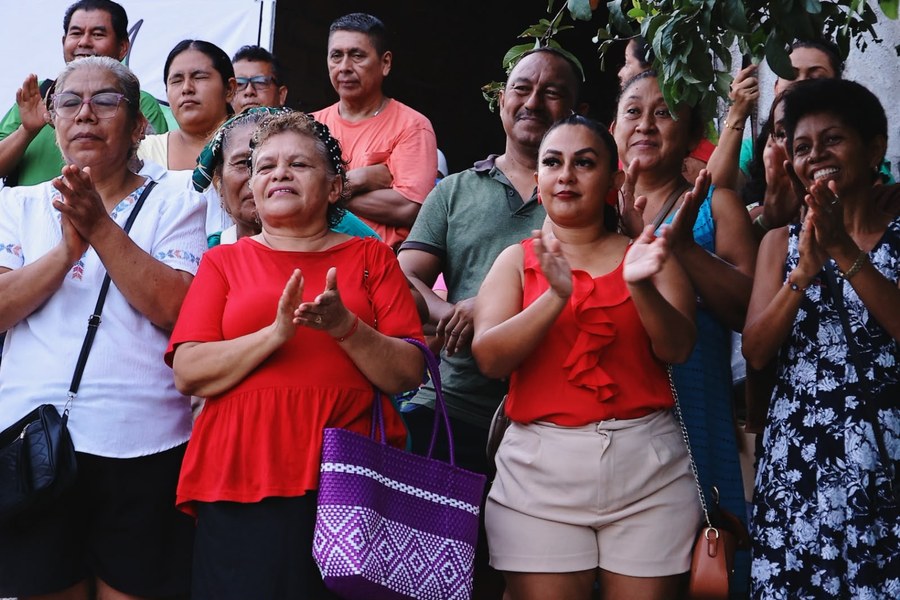 Vecinos de la colonia IMA de Zihuatanejo aplauden el inicio de la obra de la calle Medusa