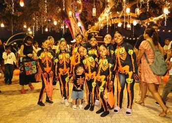 Asistentes disfrazados de catrinas y esqueletos posan durante la Callejoneada de los Monstruos 2026 en Zihuatanejo