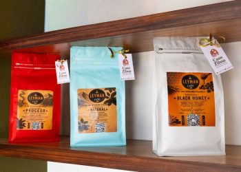 Bolsas de café de la marca Leyman café, de productores de la región, a la venta en Casa Zihua, en Zihuatanejo