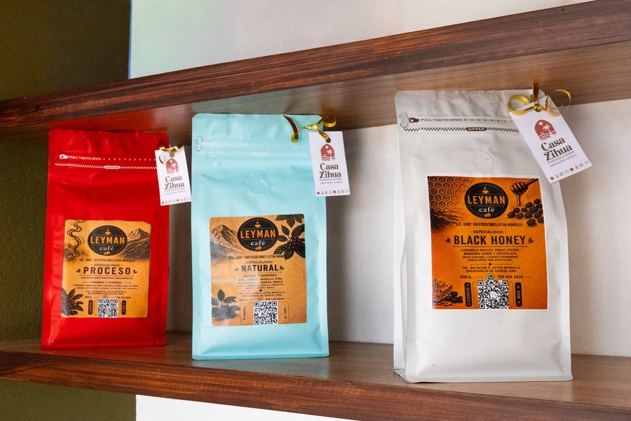 Bolsas de café de la marca Leyman café, de productores de la región, a la venta en Casa Zihua, en Zihuatanejo
