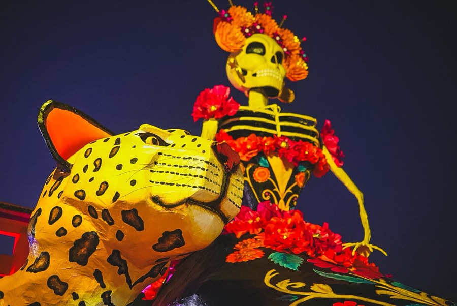 Cabeza de jaguar y la Catrina Monumental iluminadas durante el Festival de Día de Muertos en Zihuatanejo