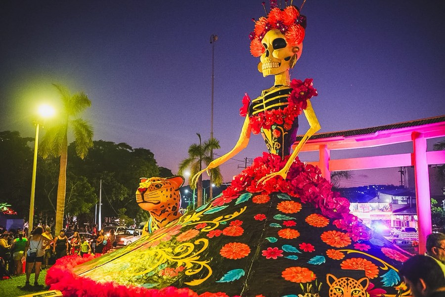 Catrina Monumental iluminada en Plaza Kioto durante el inicio del Festival de Día de Muertos en Zihuatanejo