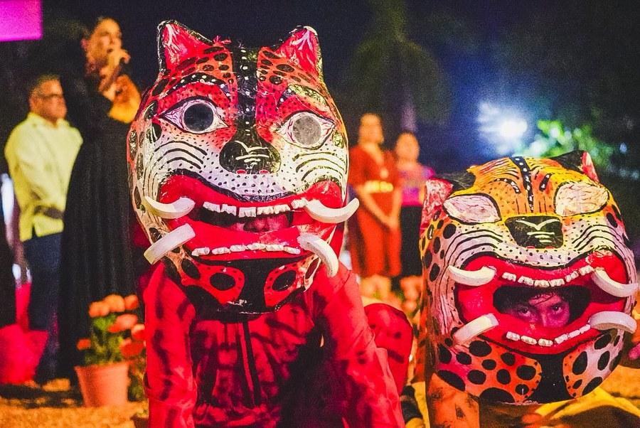 Danzantes con máscaras de jaguar durante las actividades del Festival de Día de Muertos en Zihuatanejo