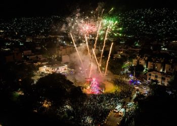 Vista aérea de los fuegos artificiales sobre la Catrina Monumental en Plaza Kioto durante el inicio del Festival de Día de Muertos en Zihuatanejo