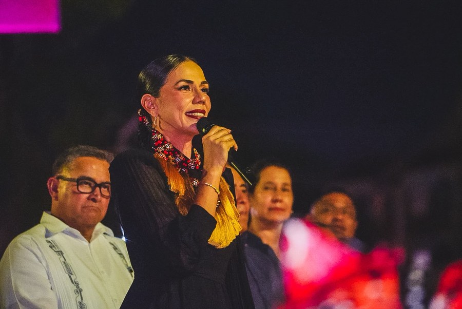 La presidenta Lizette Tapia Castro durante su mensaje en el encendido de la Catrina Monumental en Zihuatanejo