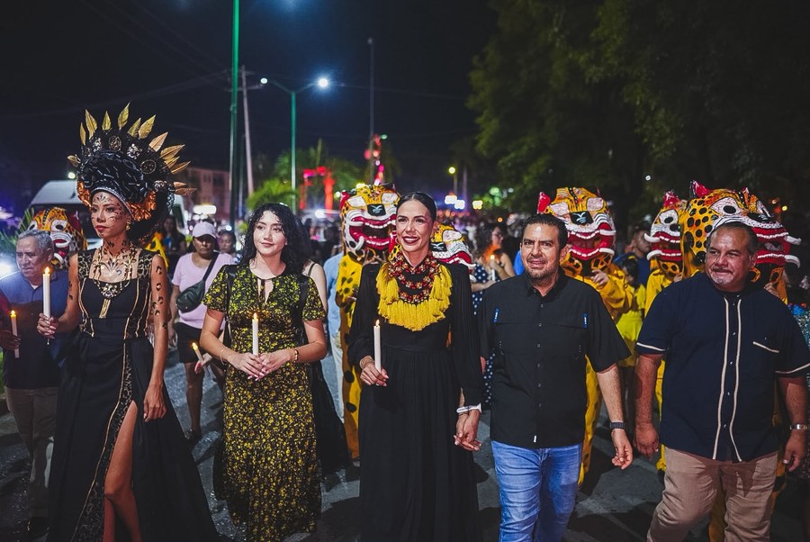 Marcha de Plaza Kioto a la cancha municipal durante el Festival de Día de Muertos en Zihuatanejo