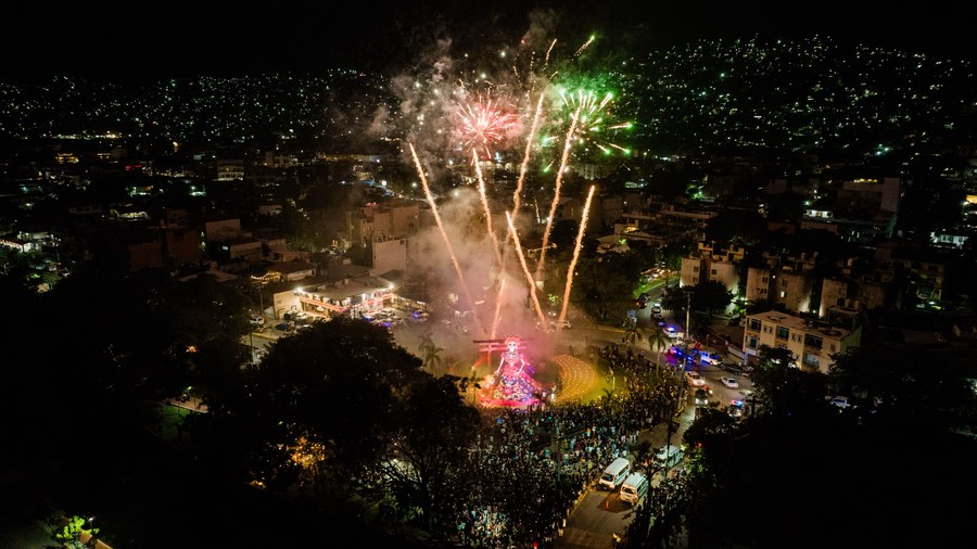 Vista aérea de los fuegos artificiales sobre la Catrina Monumental en Plaza Kioto durante el inicio del Festival de Día de Muertos en Zihuatanejo