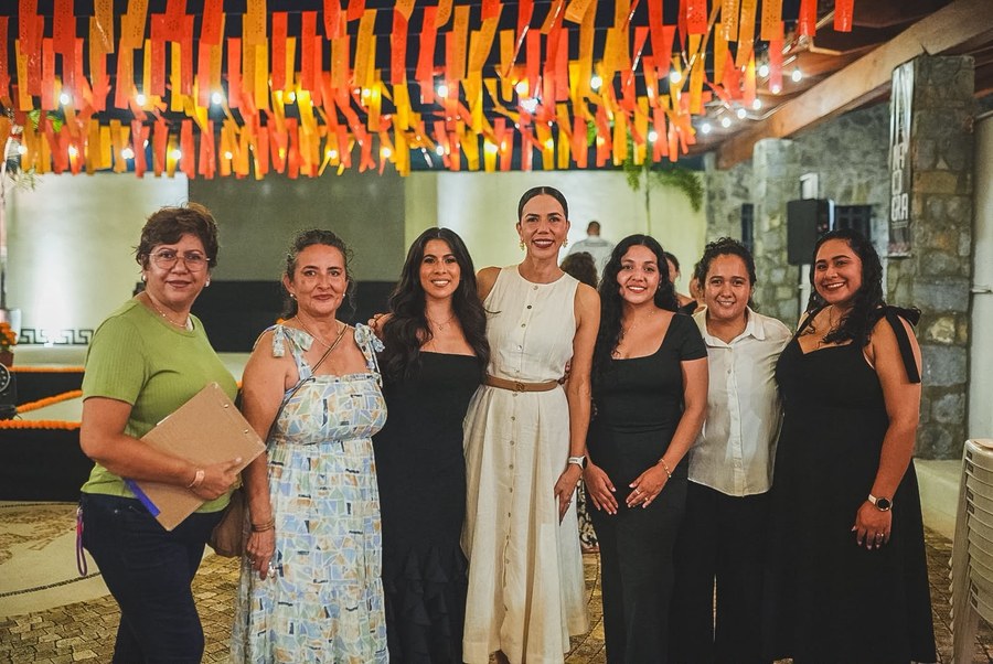 Asistentes a la conmemoración del 499 aniversario de la Expedición Saguatanejo 1527 en Zihuatanejo