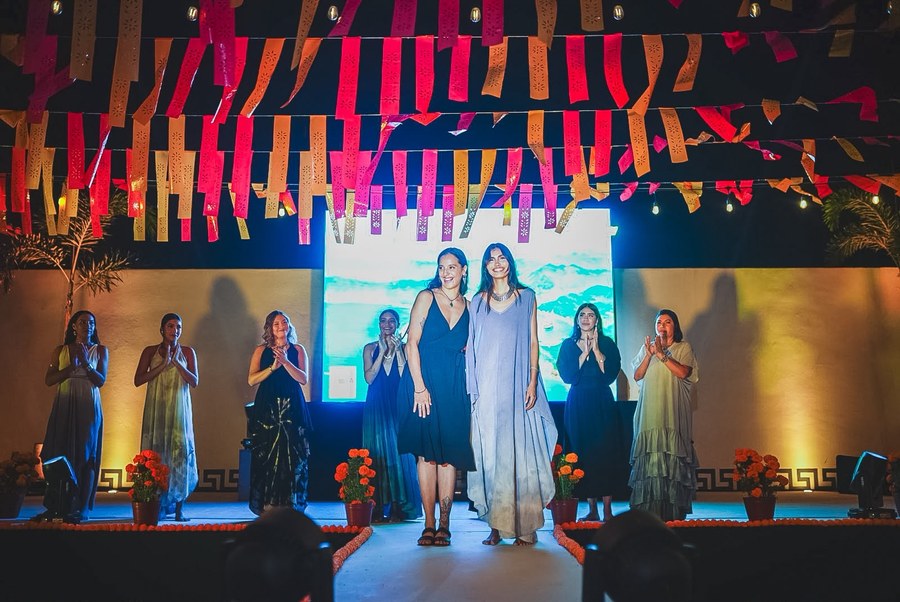 Participantes con vestuario de época en el escenario durante la conmemoración de la Expedición Saguatanejo 1527 en Zihuatanejo