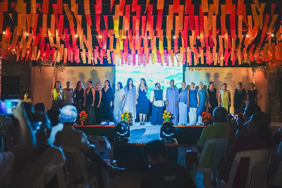 Grupo de participantes en el escenario al cierre de la conmemoración del 499 aniversario de la Expedición Saguatanejo 1527 en Zihuatanejo