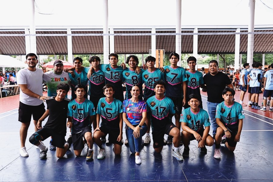 Equipo juvenil posa durante la Copa Linces 2026 en la Unidad Deportiva de Zihuatanejo.