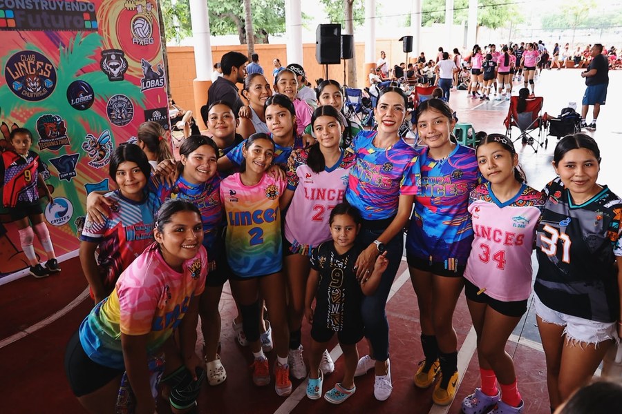 Jugadoras juveniles acompañan a la presidenta municipal durante la Copa Linces 2026.