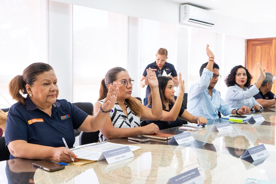 Integrantes del Cabildo y titulares de áreas del gobierno municipal durante la presentación del programa del Día Internacional del Hombre en Zihuatanejo