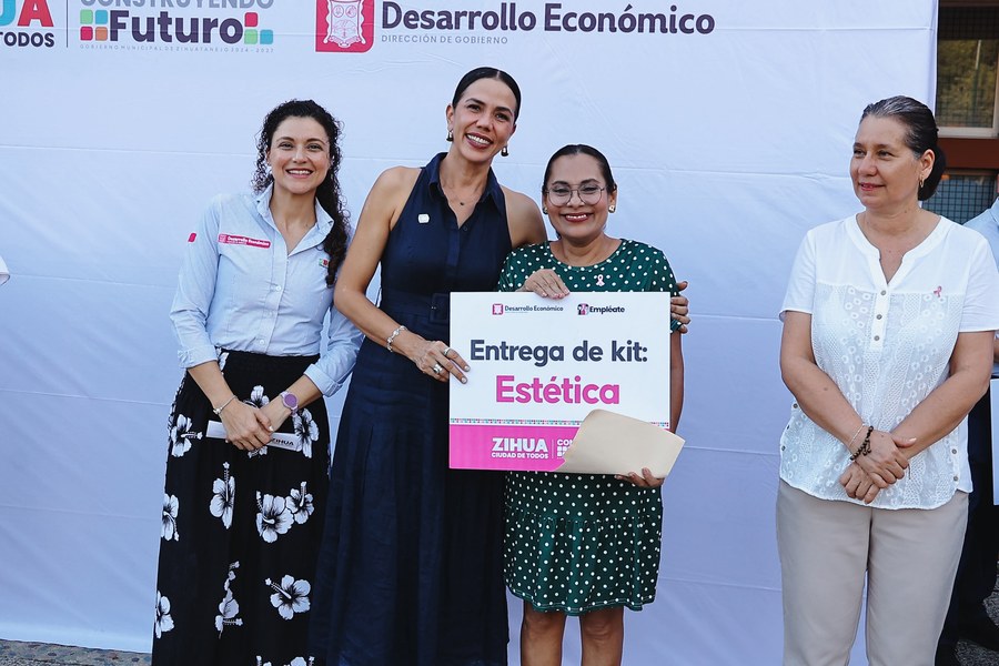 Entrega de un kit de estética del programa Empléate en Zihuatanejo