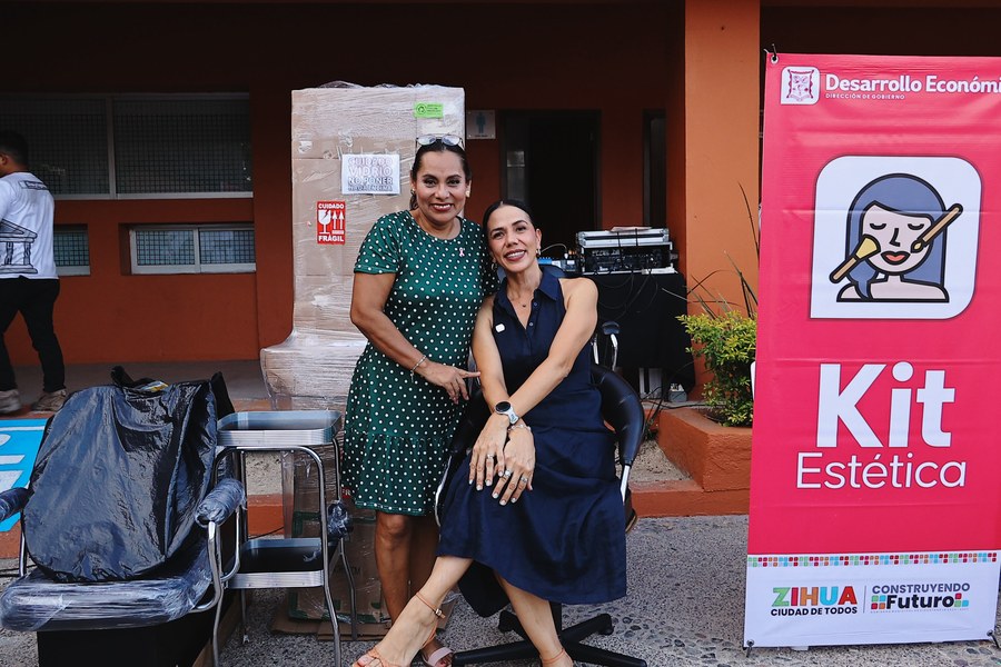 Beneficiaria y autoridades junto al mobiliario del kit de estética entregado por el programa Empléate en Zihuatanejo