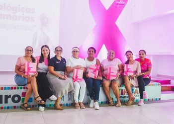Presidenta Lizette Tapia Castro en la entrega de pelucas oncológicas y prótesis mamarias a mujeres con cáncer en Zihuatanejo