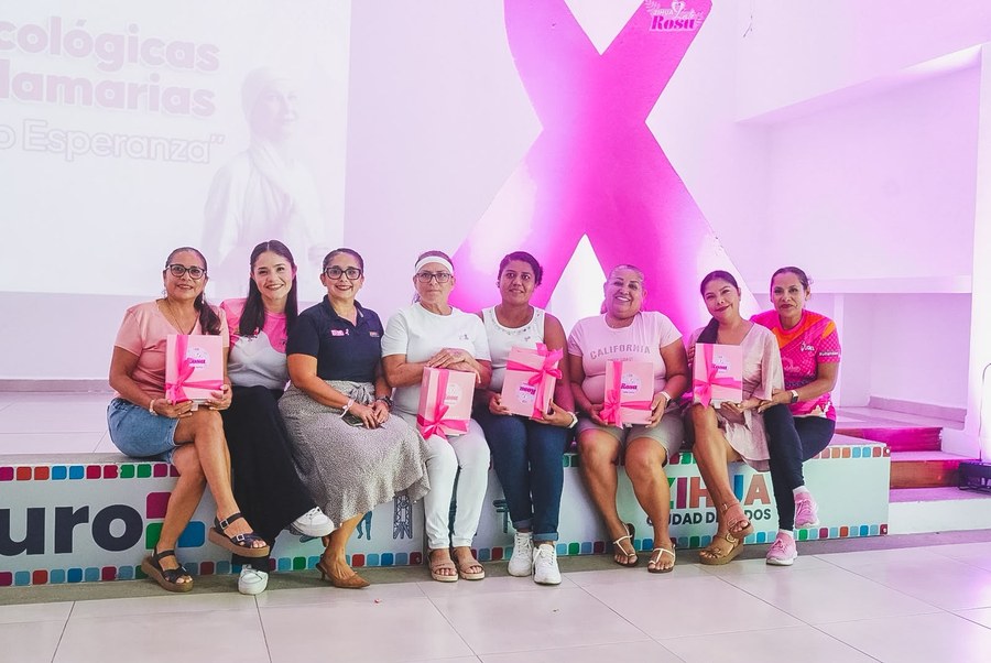 Presidenta Lizette Tapia Castro en la entrega de pelucas oncológicas y prótesis mamarias a mujeres con cáncer en Zihuatanejo