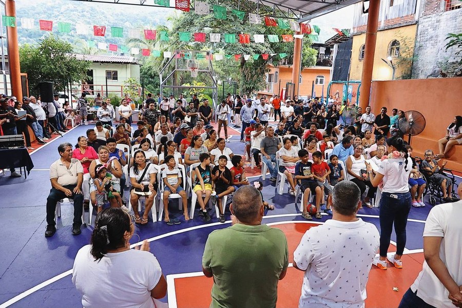 Cancha deportiva techada y área de juegos infantiles en la colonia 20 de Noviembre de Agua de Correa