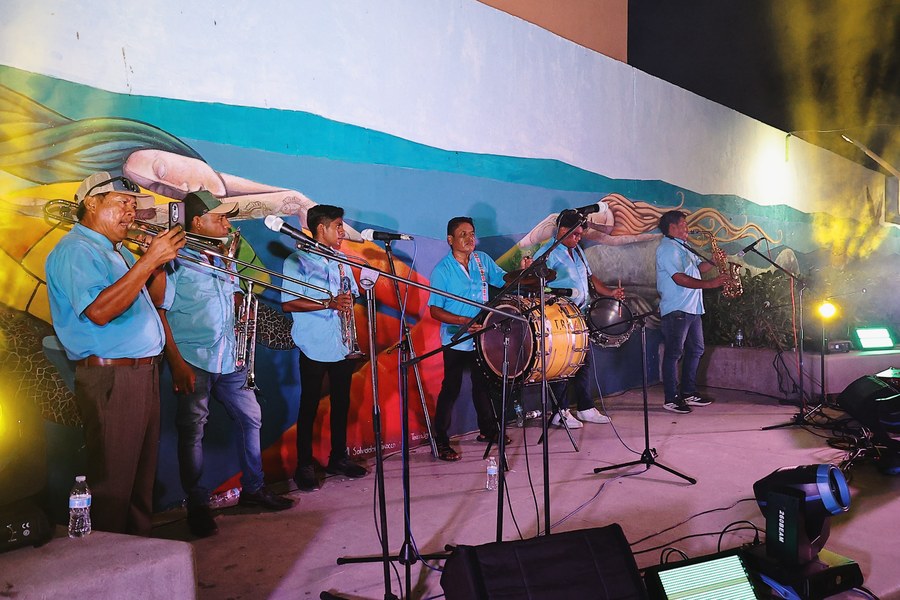 Músicos interpretan sones durante el Fandango Costeño en Zihuatanejo.