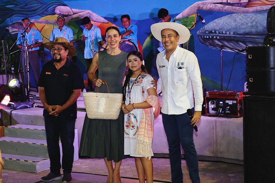 Representantes del Colegio de Bachilleres y del municipio durante el Fandango Costeño.