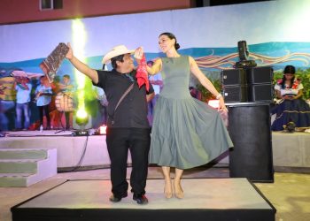La presidenta municipal participa en el baile durante la edición 25 del Fandango Costeño en Zihuatanejo.