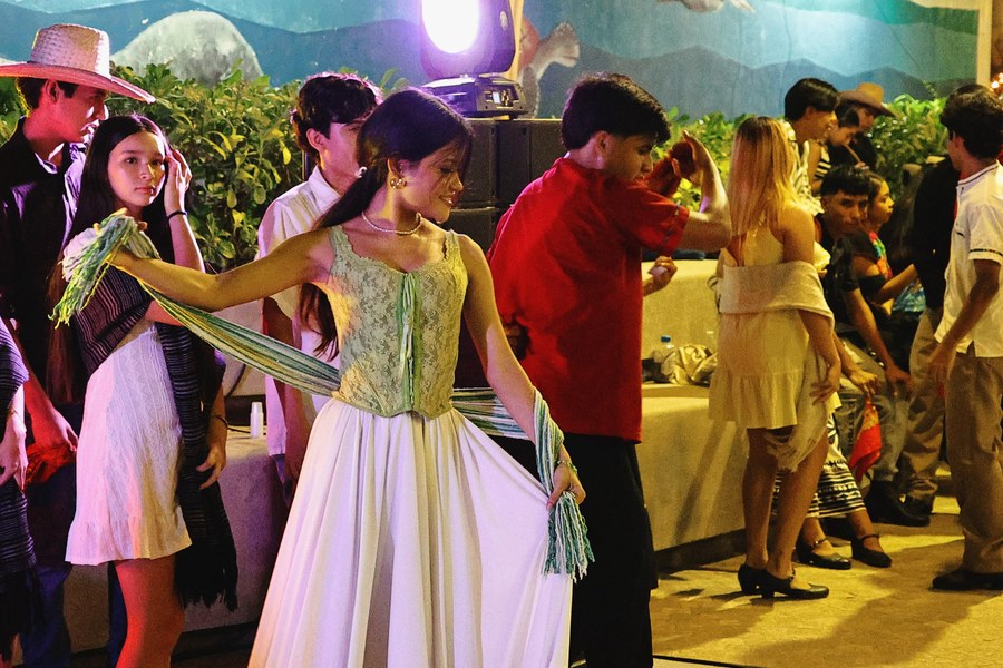 Asistentes bailan durante la celebración del Fandango Costeño en Zihuatanejo.