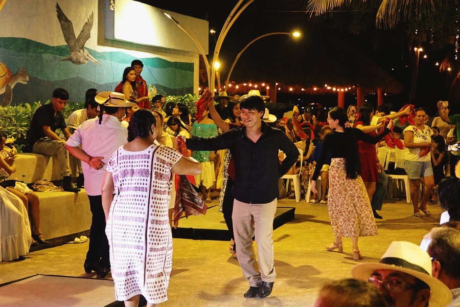 Jóvenes y asistentes bailan danzas tradicionales en el Fandango Costeño 25.