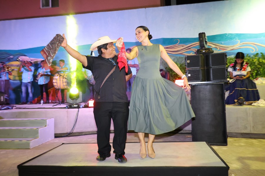 La presidenta municipal participa en el baile durante la edición 25 del Fandango Costeño en Zihuatanejo.