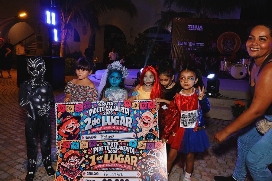Niñas y niños participantes del Concurso Infantil de Disfraces del Festival de Día de Muertos en Plaza Ixtapa