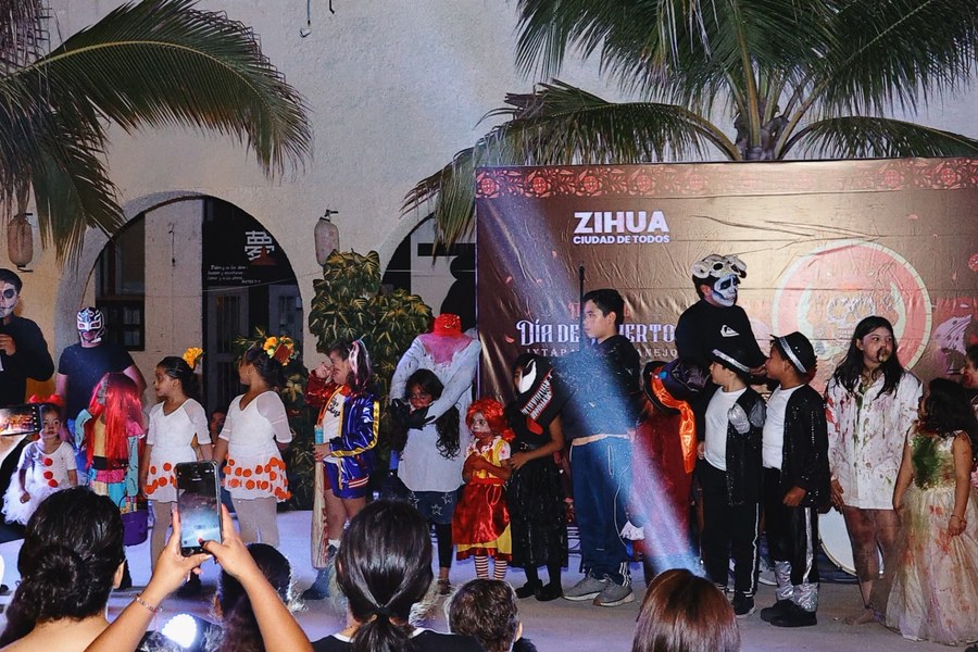 Participantes caracterizados de catrinas y personajes durante el Concurso Infantil de Disfraces en Plaza Ixtapa