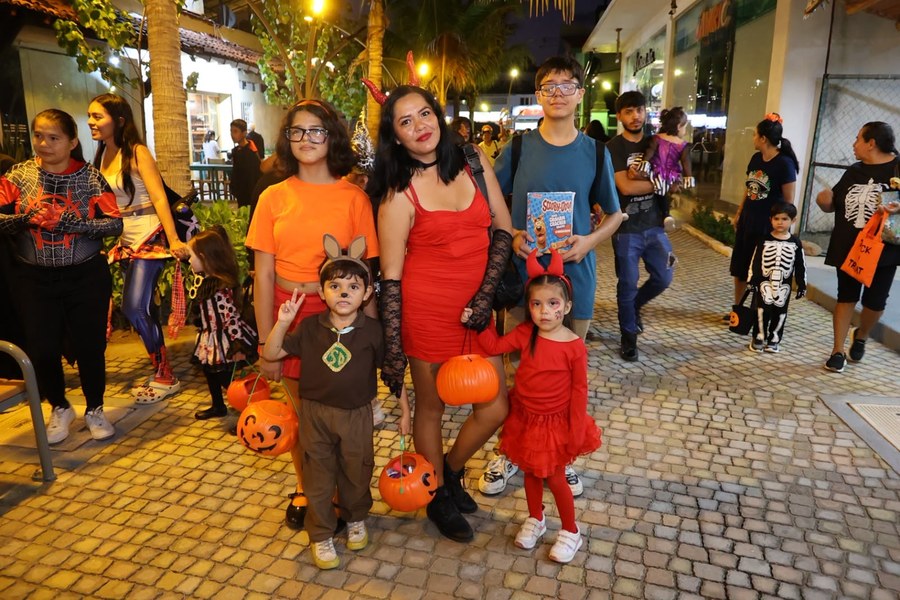 Familias durante la ruta Pide tu Calaverita del Festival de Día de Muertos en Ixtapa Zihuatanejo
