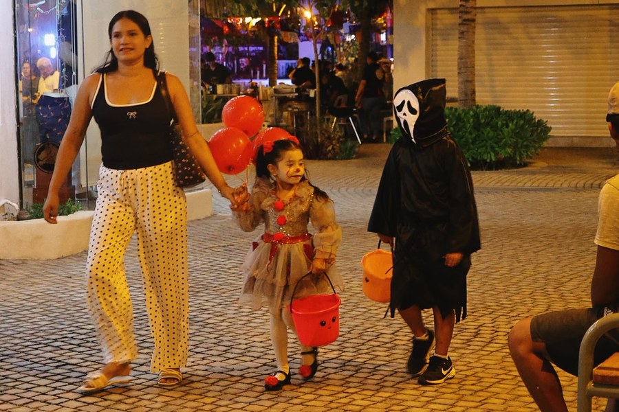 Niñas y niños disfrazados durante la ruta Pide tu Calaverita del Festival de Día de Muertos en Ixtapa Zihuatanejo